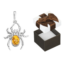 Pendentif en argent représentant un petit yacht oxydé, orné d'ambre.