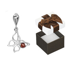 Pendentif éléphant en argent avec ambre. Petit pendentif éléphant à trompe relevée.