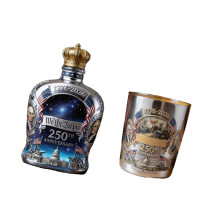 Handgefertigte Premium-Whiskys in einer- Kronendeckel und Tasse