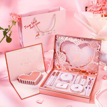 10-delige True Love with You make-upset, inclusief BB etc. Deze set biedt een complete collectie voor gezicht, lippen