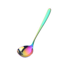 Colher de sopa em aço inoxidável com acabamento polido espelhado e cabo longo.