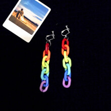 Acryl oorbellen met dikke schakels in regenboogkleuren, geschikt voor gaatjes in de oren of als clipoorbellen.