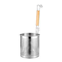 Écumoire à mailles pour panier à friture, idéale pour la cuisine de restaurant.