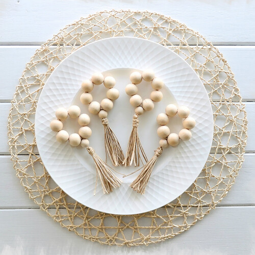 Rond de serviette en perles de bois blanches faites main avec pompon (4 pièces) 2