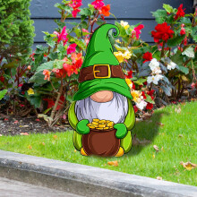Décoration extérieure verte pour la Saint-Patrick avec piquets