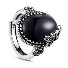 Anillo ajustable de plata de ley con flor de corindón negro