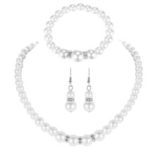 Parelketting voor dames, witte choker met hangertje.