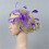 Bandeau bibi violet orné de fleurs en maille et de plumes 4