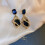 Orecchini con cristalli blu e avvolti in filo placcato oro (1 paio) 3