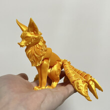 Figura de ação de raposa impressa em 3D com articulações móveis.