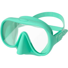 Óculos de natação com proteção nasal e lentes de vidro temperado antiembaçante.