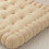 Almofada bege macia em formato de biscoito para sofá/poltrona 6