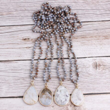 Collier pendentif nœud en perles de verre plaqué or naturel