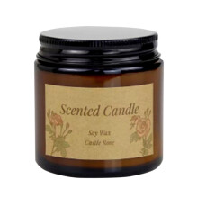 Cadeauverpakking met geurende sojawaskaarsen en een bloemige aromatherapieset.