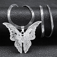 Een damesketting met een holle, gegraveerde vlinderhanger van strass-steentjes en een gouden roestvrijstalen slangenketting.