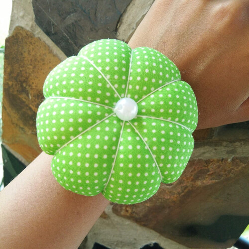 Coussin à épingles de poignet à pois avec bande élastique réglable 1