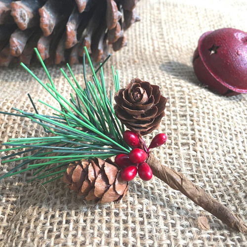 Mini pinheiros artificiais de Natal com bagas vermelhas e 1