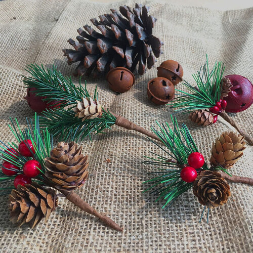 Mini pinheiros artificiais de Natal com bagas vermelhas e 2