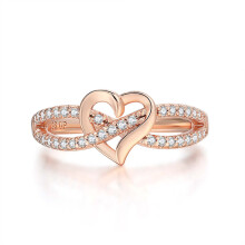 Anel feminino com strass e zircônia cúbica banhada a ouro.