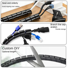 Organizador de cables en espiral negro para la gestión de cables de escritorio.