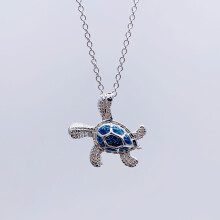 Collana con ciondolo a forma di tartaruga marina e catena placcata in argento.