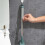 Cepillo de baño Aoujea con mango largo y soporte de pared. 6