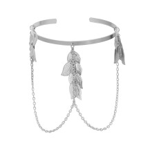 Brazalete bohemio con borla y diseño de hojas.