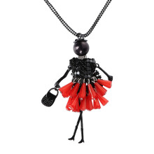 Collar de mujer con pedrería y diseño de dibujos animados.