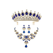 Conjunto de collar y pendientes con forma de corona nupcial adornados con diamantes de imitación azules.
