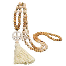 Collar de cuentas de madera con borla y colgante con el símbolo de la paz.
