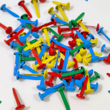 Lot de 50 mini attaches parisiennes multicolores pour scrapbooking, loisirs créatifs et décorations.