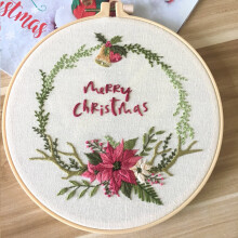 Julebroderi-korsstingsæt med stemplet blomsterstof