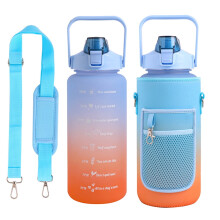 Waterfles van 1,9 liter met hoesje, rietje en tijdmarkering.