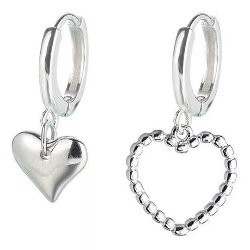 Pendientes de aro de plata con cristal en forma de corazón.