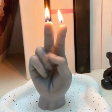 Vela aromática con forma de dedo y gesto de victoria (1 unidad)