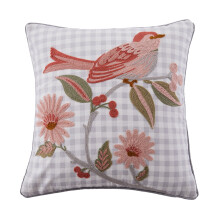Cojín decorativo Levtex Home Pippa de 30x60 cm con estampado de pájaros y cuadros vichy.