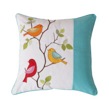 Cojín decorativo Levtex Sophia de 20x20 pulgadas con estampado de pájaros.
