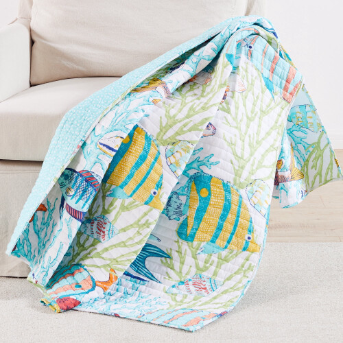Colcha Levtex Home Beachwalk com estampa de peixes e corais, 127 x 152 cm (50 x 60 polegadas), algodão. 1