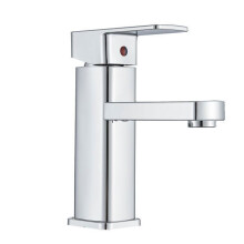 Grifo monomando para lavabo de baño cromado con manija cuadrada, mezclador de agua caliente y fría, diseño moderno compacto