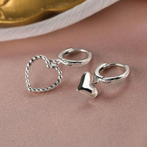 Pendientes de aro de plata con cristal en forma de corazón. 2