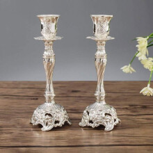 Set med 2 silverfärgade metallljusstakar, vintagestil