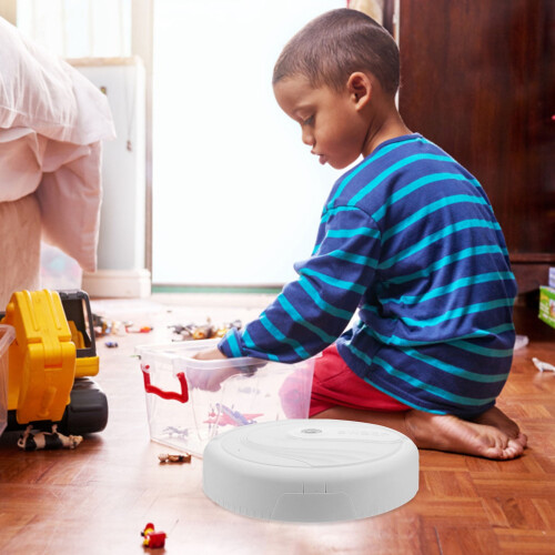 Kinder spielen mit einem Wischroboter-Staubsauger. 1