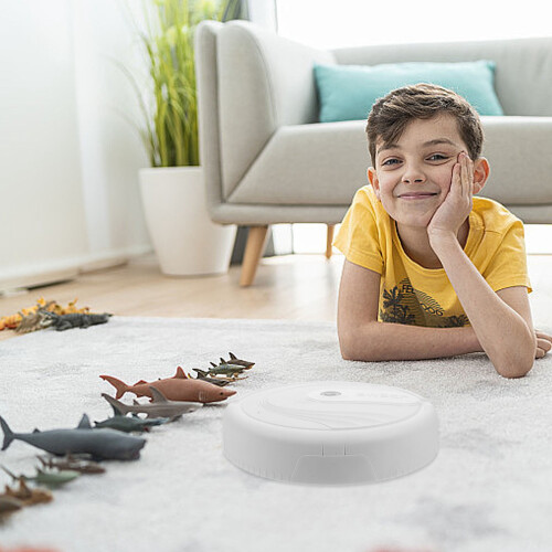 Kinder spielen mit einem Wischroboter-Staubsauger. 2