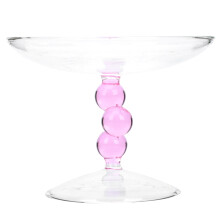 Voedselpresentatiestandaards, glazen fruitschalen, bakvormen voor gebak, roze servies voor de afternoon tea.