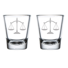 Set van 2 borrelglazen van 50 ml (1,75 oz) met de weegschaal van justitie, advocaat, juridisch medewerker en rechter.