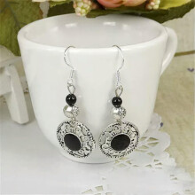 Orecchini vintage a gancio con perline turchesi e argento.