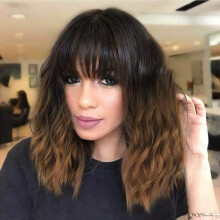 Short wavy wig with bangs for women, shoulder-length