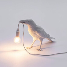 Applique murale Seletti Bird, style italien moderne, en résine noire et blanche, sur pied blanc.