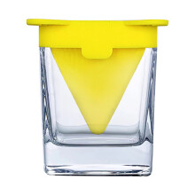 Verre à whisky en forme de coin avec un design à couches de glace