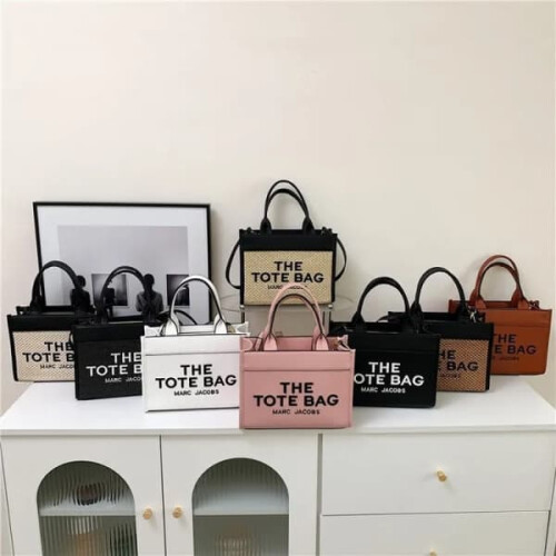 Bolsa de tecido marrom, estilo transversal, com grande capacidade.